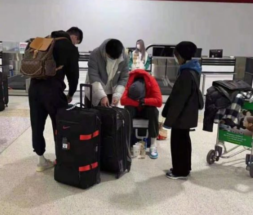 周琦机场晕倒 并未与中国男篮抵达雅加达