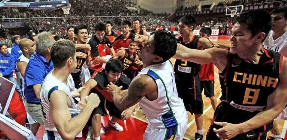 中国男篮与黎巴嫩男篮打架事件 冲突事件导致多名球员受罚