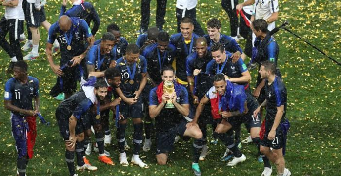 法国队捧起2018世界杯冠军奖杯