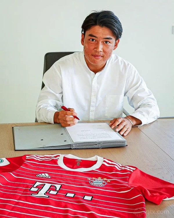 日本18岁中场加盟拜仁 双方签约至2025年