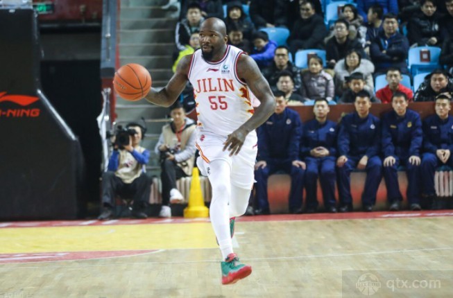 吉林男篮外援琼斯抵上海 新赛季将继续代表球队出战