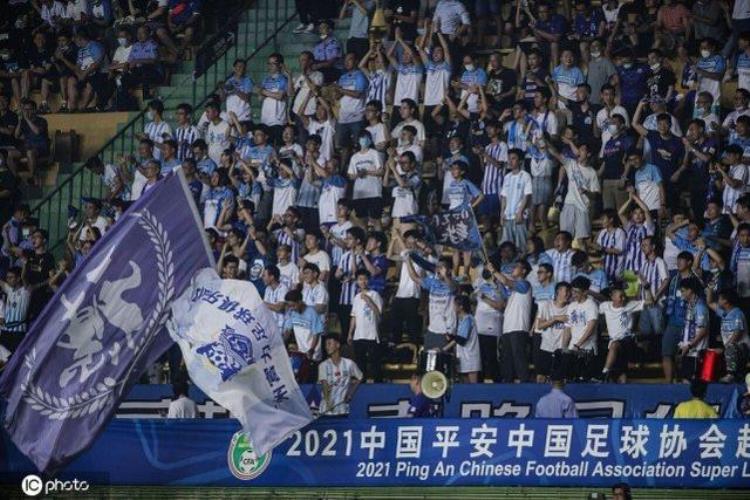 球场上辱骂裁判「当球场上出现骂裁判声的时候中国球迷的快乐回来了」