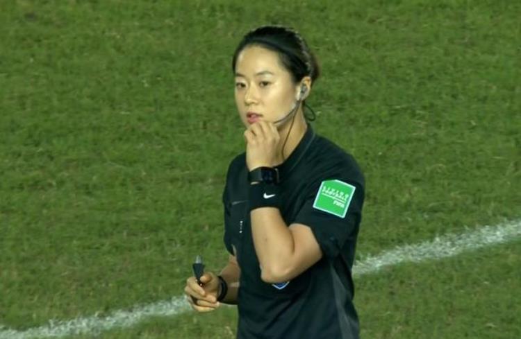 中国队对巴西队女足「四国赛女足击败巴西夺冠韩籍美女主裁判抢镜球迷可以出道了」