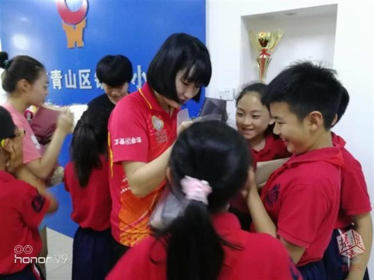 乒乓世青赛女单冠军回母校引发全校追星
