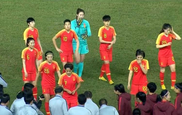 中国队对巴西队女足「四国赛女足击败巴西夺冠韩籍美女主裁判抢镜球迷可以出道了」