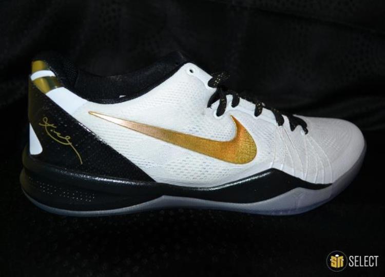 科比8代篮球鞋测评「KOBE8代入坑篮球鞋经典配色回顾Nike科比战靴NBA上脚」