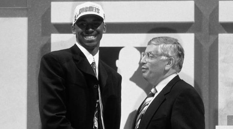 1996年斯特恩见证科比进入NBA24年后用状元签带走黑曼巴