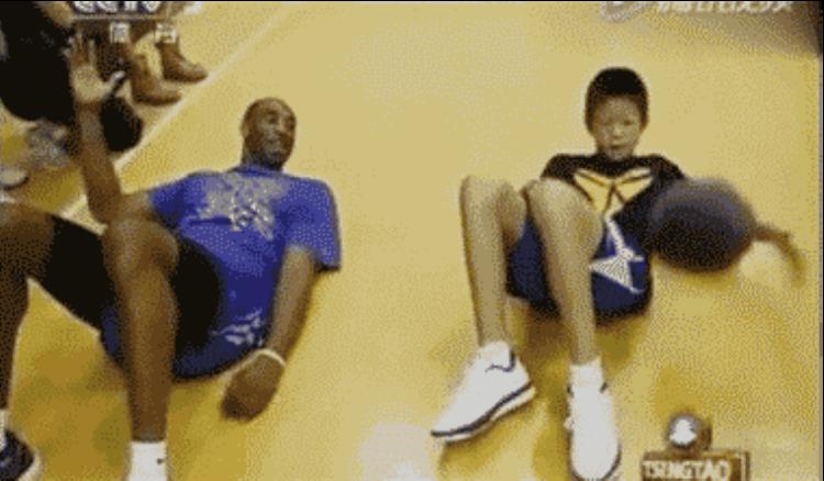 科比的篮球训练方法「科比躺着也能练运球告诉你什么叫篮球基本功」