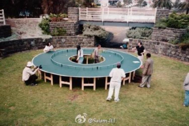 新加坡艺术家创作环形乒乓球桌