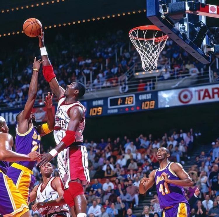 nba历史防守最好的得分后卫「NBA历届最佳防守球员里谁的进攻最出色场均得分最高的是谁」