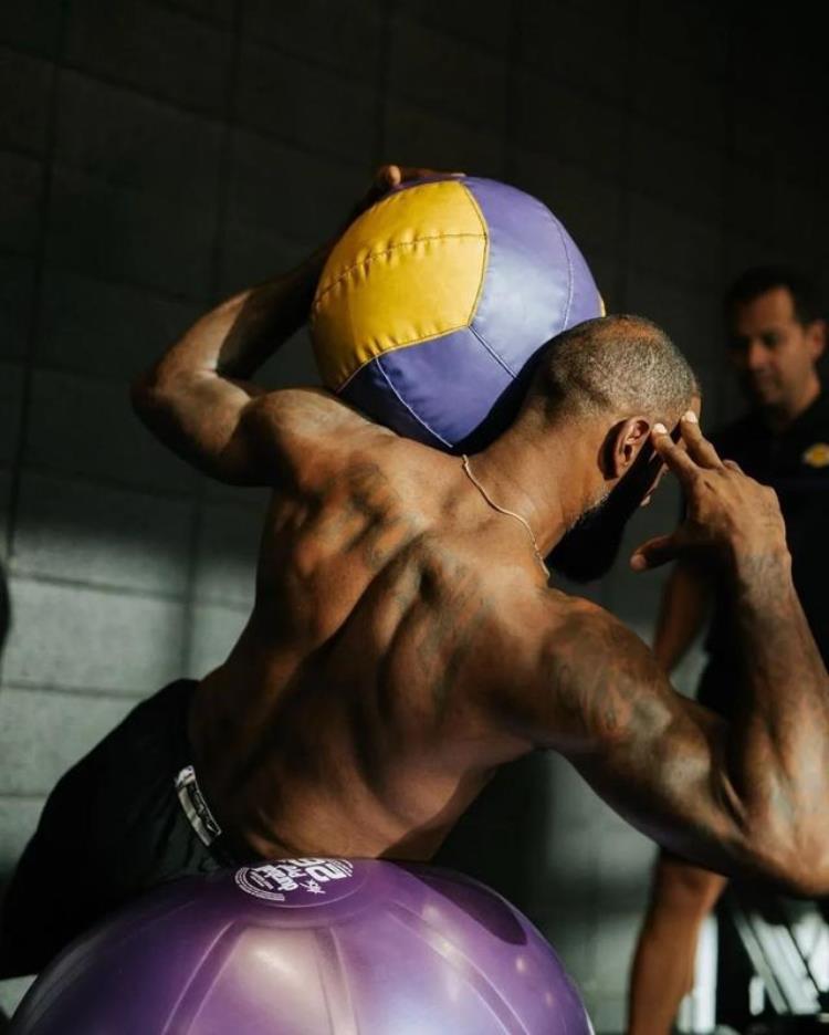 最强nba87威少「NBA球员能力值公布威少从86降到78詹姆斯96分暂列联盟第一」