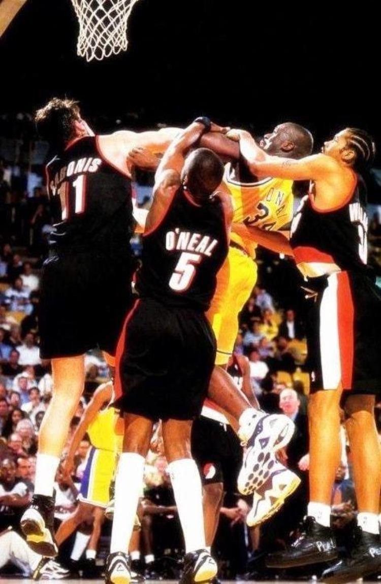奥尼尔扣碎的篮筐「奥尼尔在NBA5大非人类瞬间背着艾弗森扣篮篮筐被扣碎」