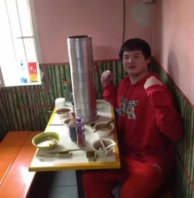 篮球队员万圣伟「万圣伟的篮球故事又是在篮球场挥汗如雨的一天这种感觉真好」