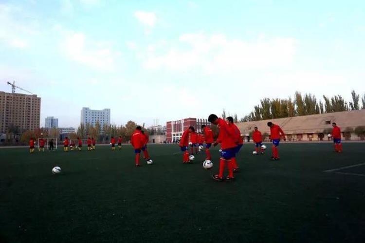 喀什农商银行团队慰问足球队员新衣新包新球服这是过年的节奏啊