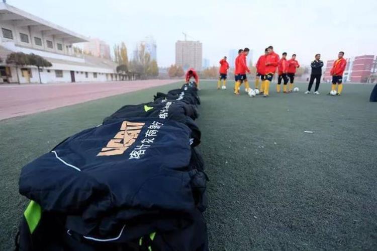 喀什农商银行团队慰问足球队员新衣新包新球服这是过年的节奏啊