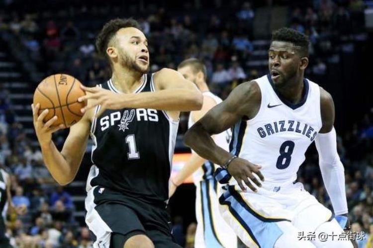 拥有中国血统的nba球员「NBA现役唯一有中国血统的球员曾来深圳认亲名称已被写入家谱」