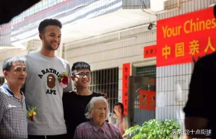 拥有中国血统的nba球员「NBA现役唯一有中国血统的球员曾来深圳认亲名称已被写入家谱」