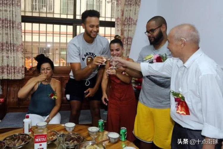 拥有中国血统的nba球员「NBA现役唯一有中国血统的球员曾来深圳认亲名称已被写入家谱」