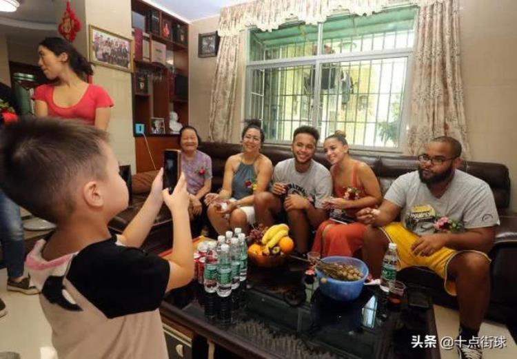 拥有中国血统的nba球员「NBA现役唯一有中国血统的球员曾来深圳认亲名称已被写入家谱」