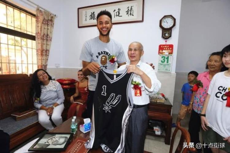 拥有中国血统的nba球员「NBA现役唯一有中国血统的球员曾来深圳认亲名称已被写入家谱」