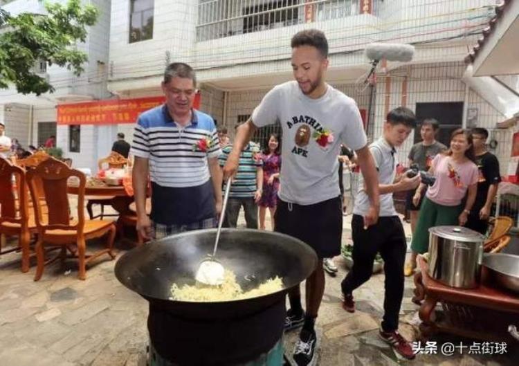 拥有中国血统的nba球员「NBA现役唯一有中国血统的球员曾来深圳认亲名称已被写入家谱」