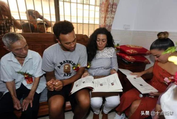 拥有中国血统的nba球员「NBA现役唯一有中国血统的球员曾来深圳认亲名称已被写入家谱」