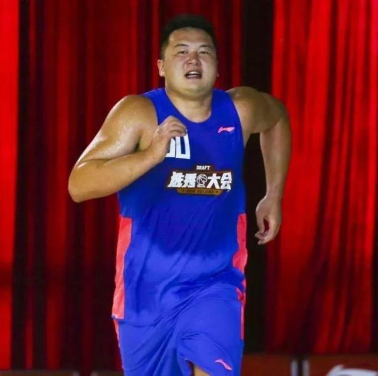 篮球队员万圣伟「万圣伟的篮球故事又是在篮球场挥汗如雨的一天这种感觉真好」
