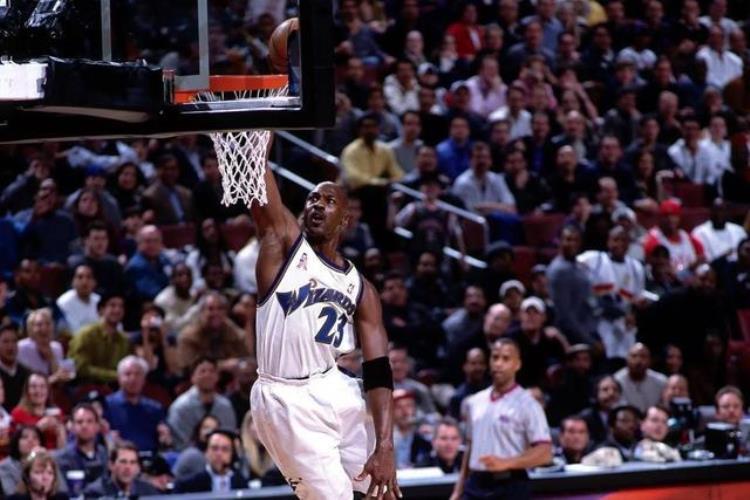詹姆斯nba单节最高得分「美媒列出NBA新年前夕比赛中单场得分最高的十次詹姆斯独占一份」