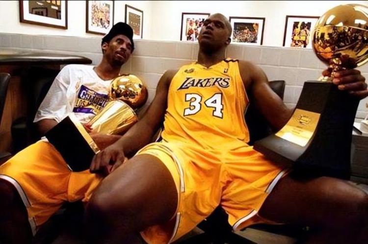 奥尼尔扣碎的篮筐「奥尼尔在NBA5大非人类瞬间背着艾弗森扣篮篮筐被扣碎」
