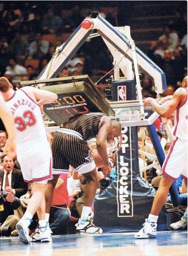 奥尼尔扣碎的篮筐「奥尼尔在NBA5大非人类瞬间背着艾弗森扣篮篮筐被扣碎」