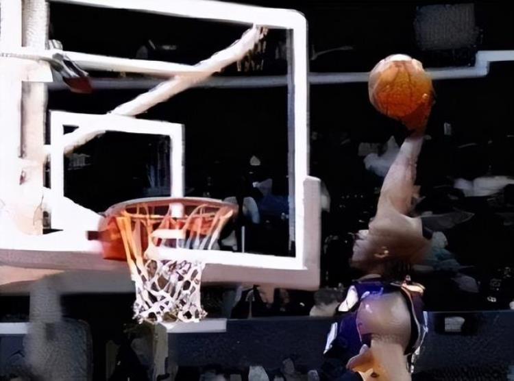 奥尼尔扣碎的篮筐「奥尼尔在NBA5大非人类瞬间背着艾弗森扣篮篮筐被扣碎」