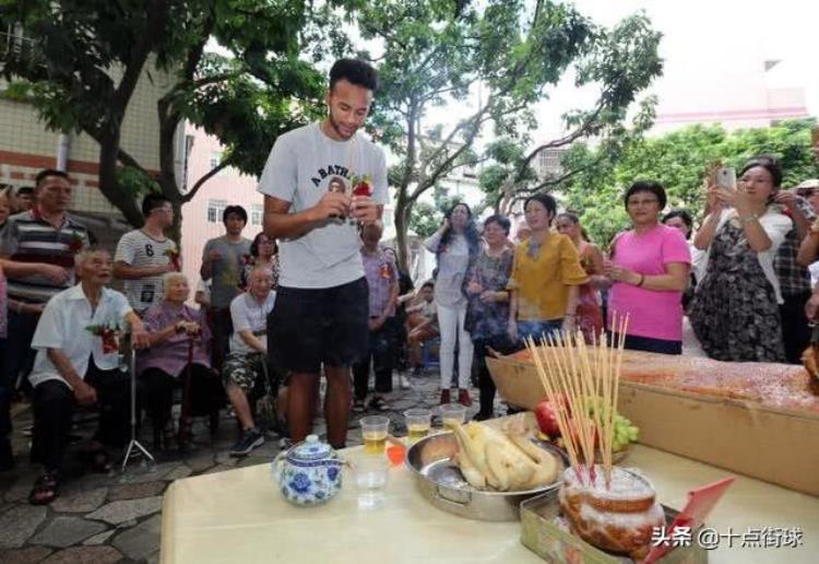 拥有中国血统的nba球员「NBA现役唯一有中国血统的球员曾来深圳认亲名称已被写入家谱」