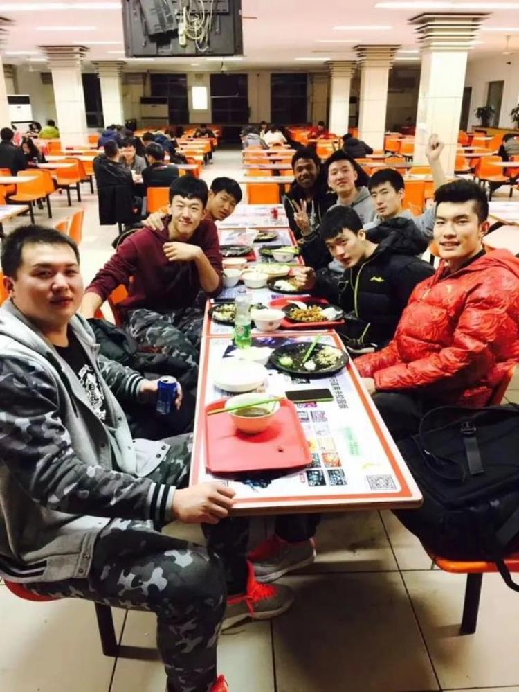 篮球队员万圣伟「万圣伟的篮球故事又是在篮球场挥汗如雨的一天这种感觉真好」