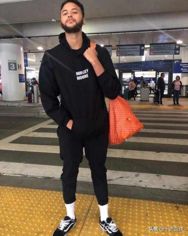拥有中国血统的nba球员「NBA现役唯一有中国血统的球员曾来深圳认亲名称已被写入家谱」