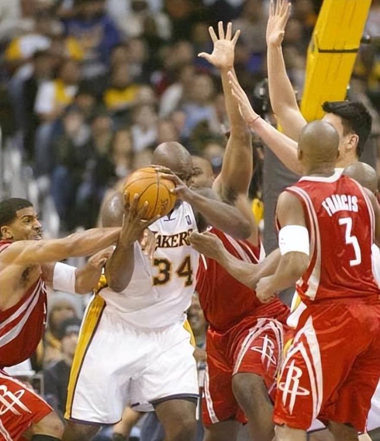 奥尼尔扣碎的篮筐「奥尼尔在NBA5大非人类瞬间背着艾弗森扣篮篮筐被扣碎」