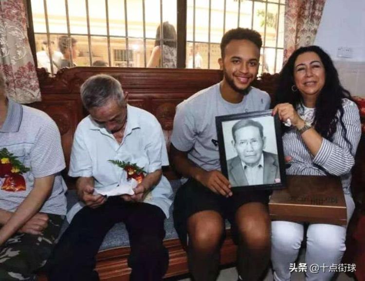 拥有中国血统的nba球员「NBA现役唯一有中国血统的球员曾来深圳认亲名称已被写入家谱」