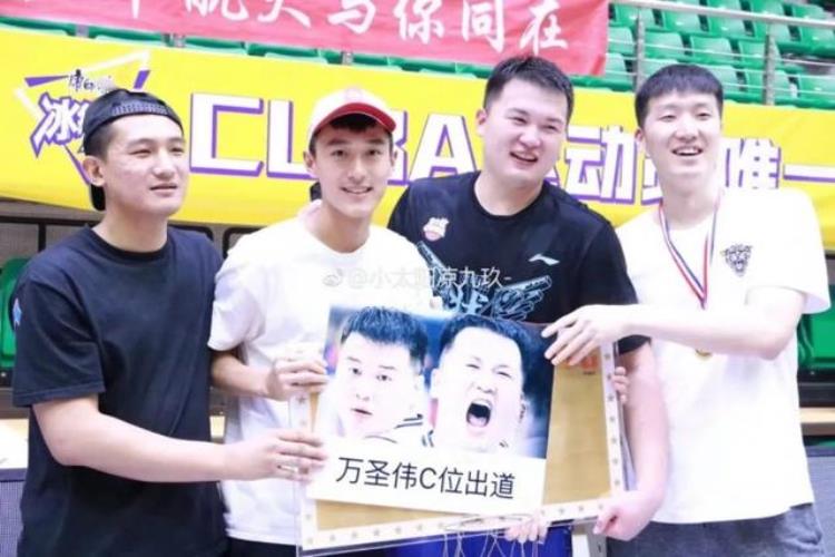 篮球队员万圣伟「万圣伟的篮球故事又是在篮球场挥汗如雨的一天这种感觉真好」