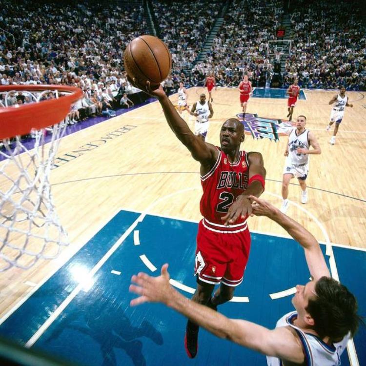 NBA东契奇「东契奇你太横了76年NBA没人达成的纪录你轻松做到了」