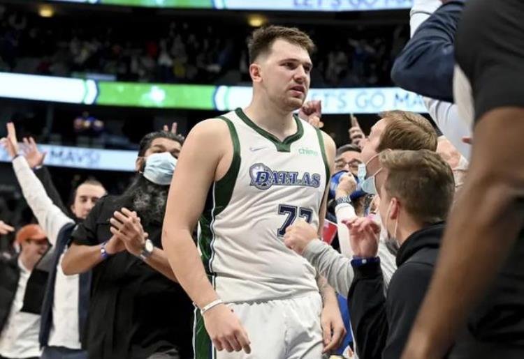 NBA东契奇「东契奇你太横了76年NBA没人达成的纪录你轻松做到了」
