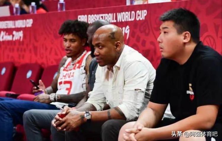 世界杯中国队球员「聚焦世界杯中国队首场比赛场边众多大牌一NBA球星穿中国队服」