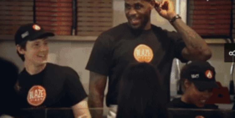林书豪讨论詹姆斯「狂热球迷林书豪披萨员工詹姆斯NBA巨星被认成路人太尴尬了」