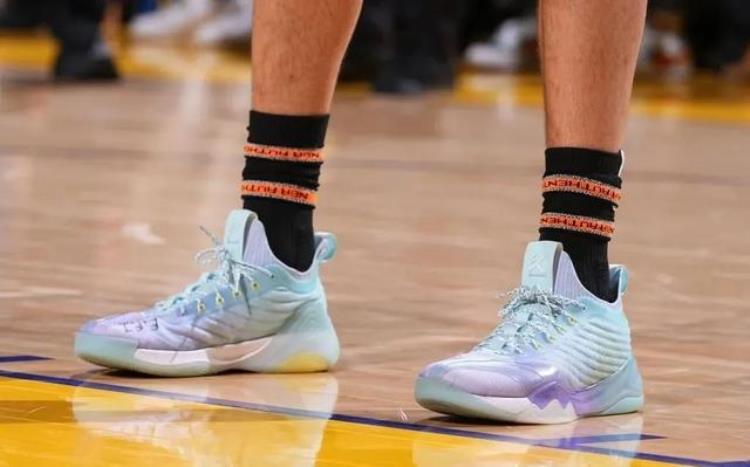 扎克拉文穿的篮球鞋「安踏nba代言人」