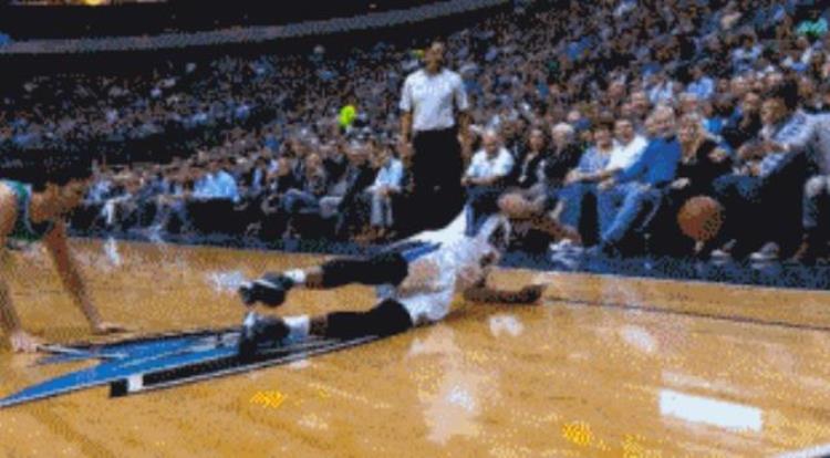 NBA球员救球有多拼命科比落地那刻让人心疼韦德跪地爬行5米