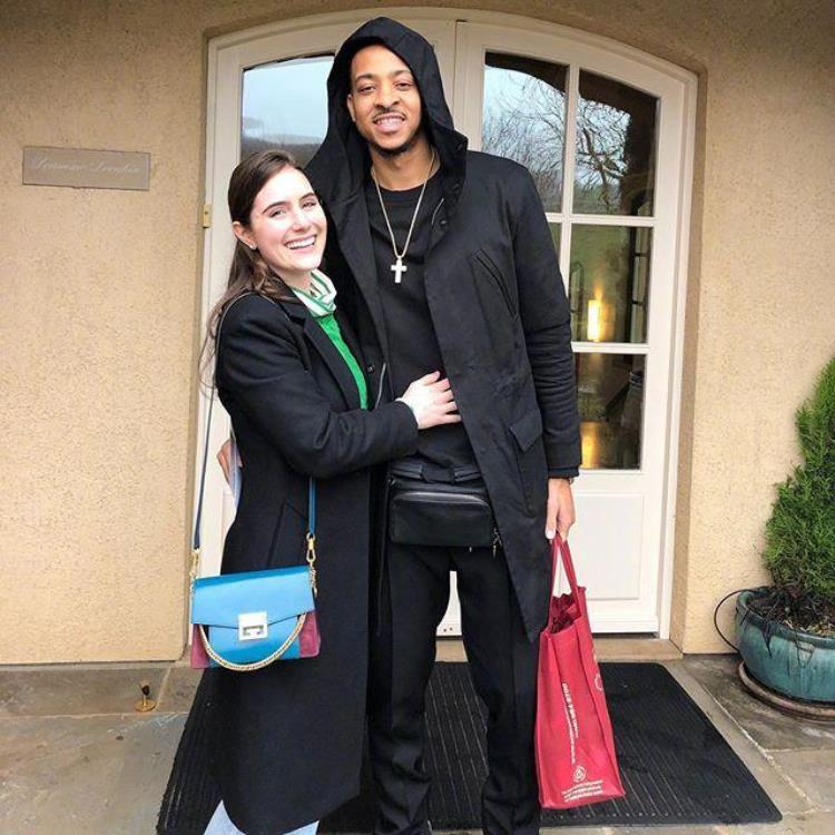 nba球员太太团「长相普通也能进NBA太太团5大超巨4人妻子不好看贤妻良母吃香」