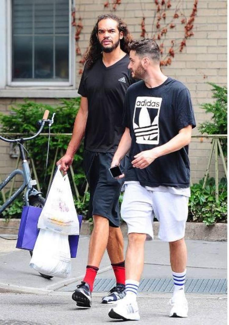 艾弗森街头照「街拍NBA球星生活照诺阿像迪克牛仔帕森斯带伤撩妹」