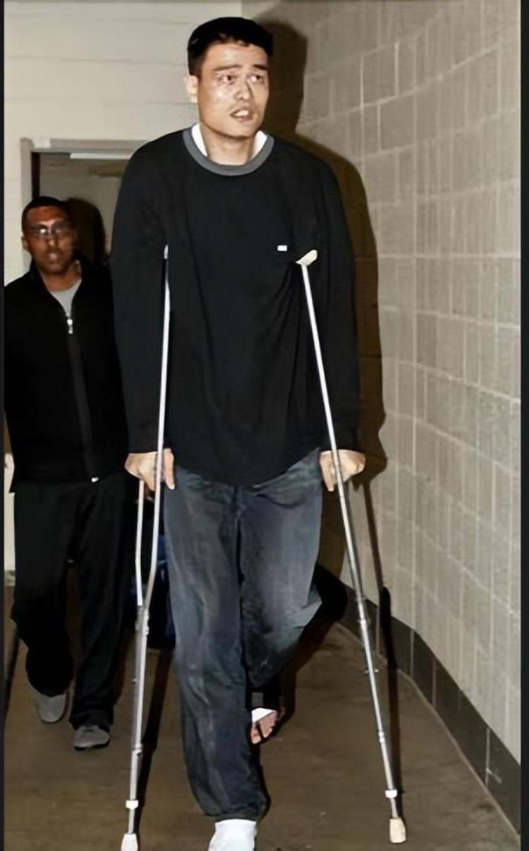 NBA球星真是透支健康赚钱詹皇脚趾似外星人科比手指变形