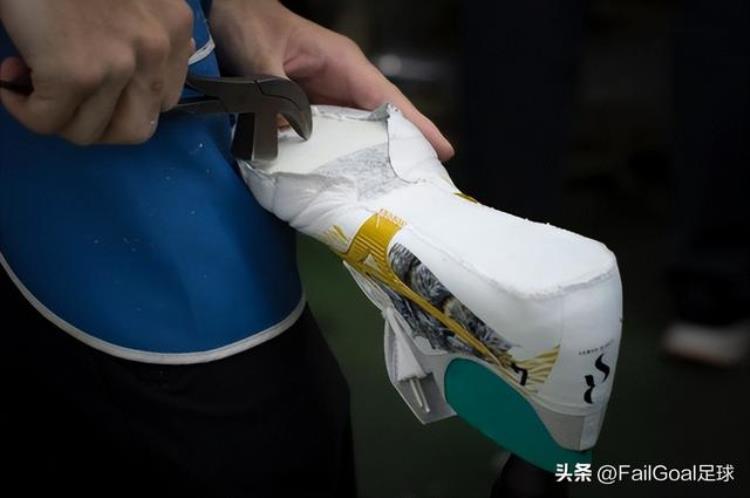 美津浓与塞尔吉奥拉莫斯联名款传奇足球鞋正式发售
