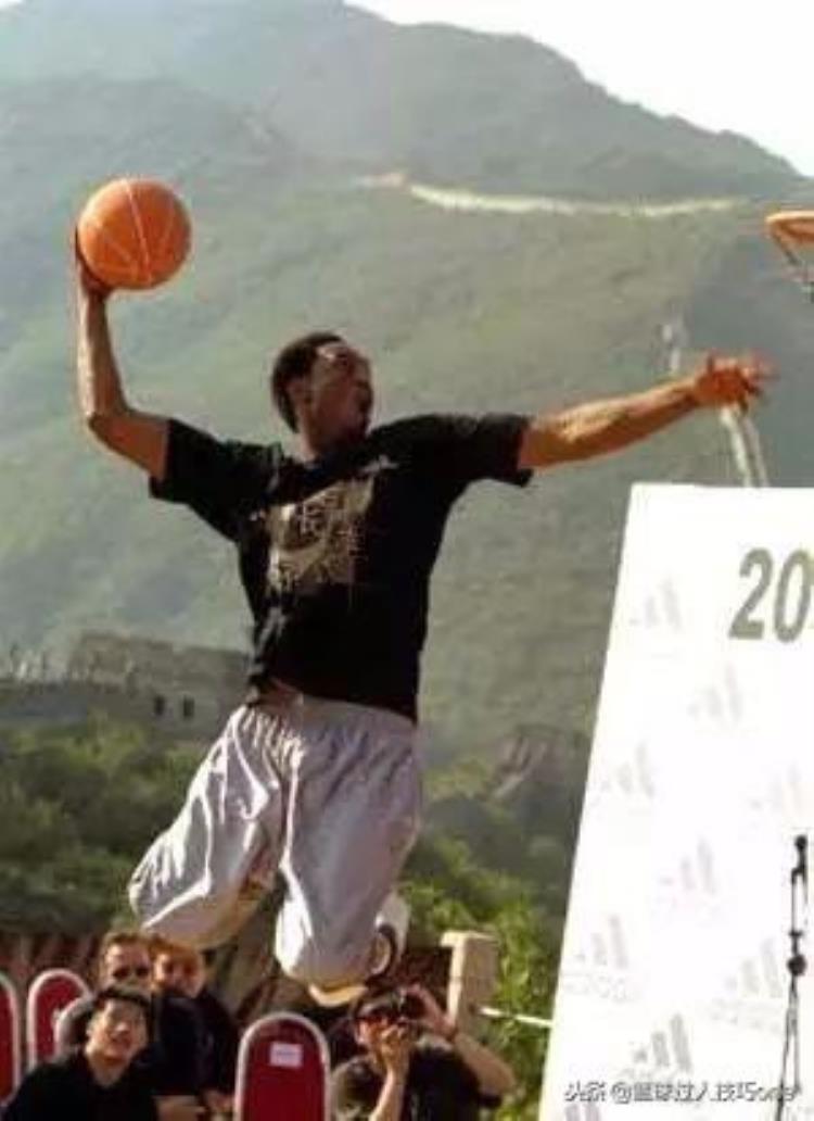 NBA球星登长城照片邓肯穿足力健老人鞋麦迪在长城上搬砖