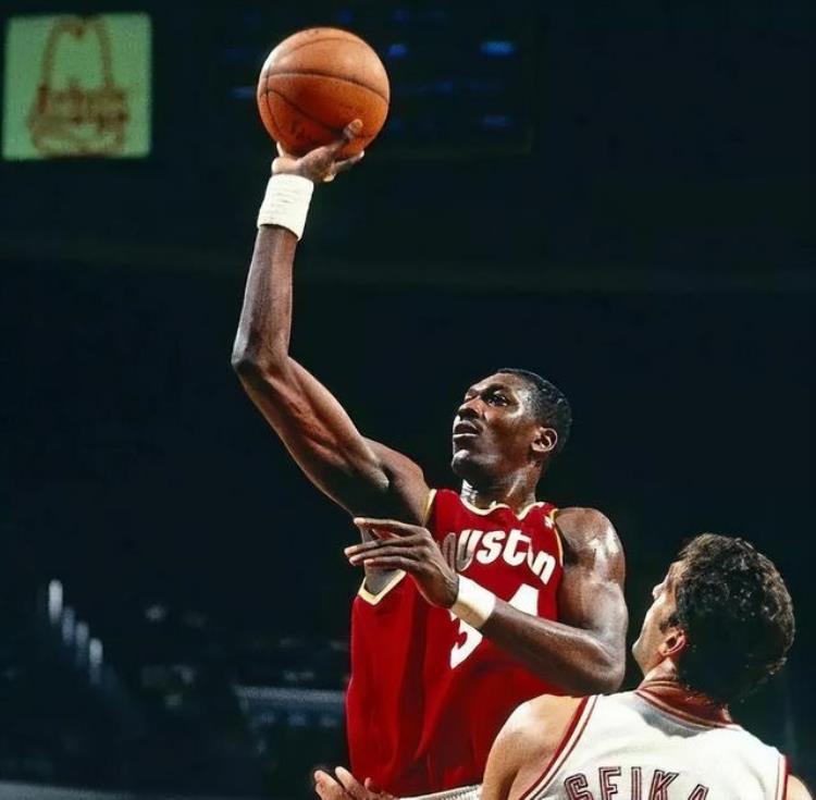 跟奥拉朱旺学脚步的球星「NBA很多球星向奥拉朱旺学习过梦幻脚步那真正学出师有几人」