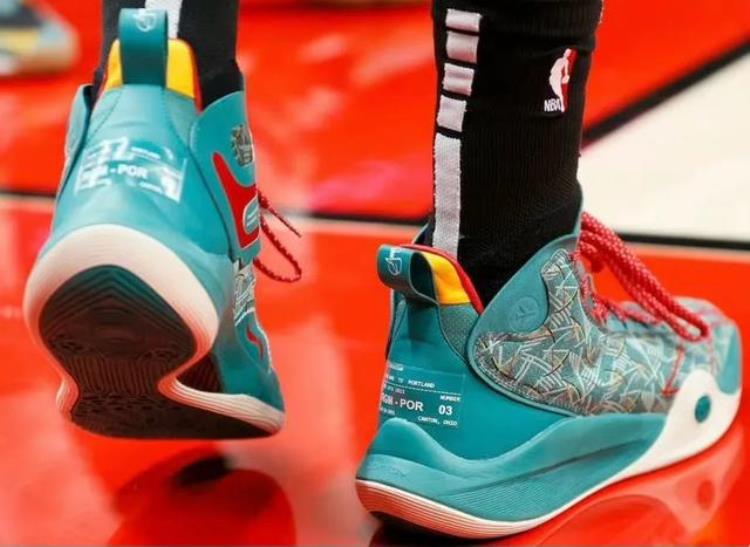 扎克拉文穿的篮球鞋「安踏nba代言人」